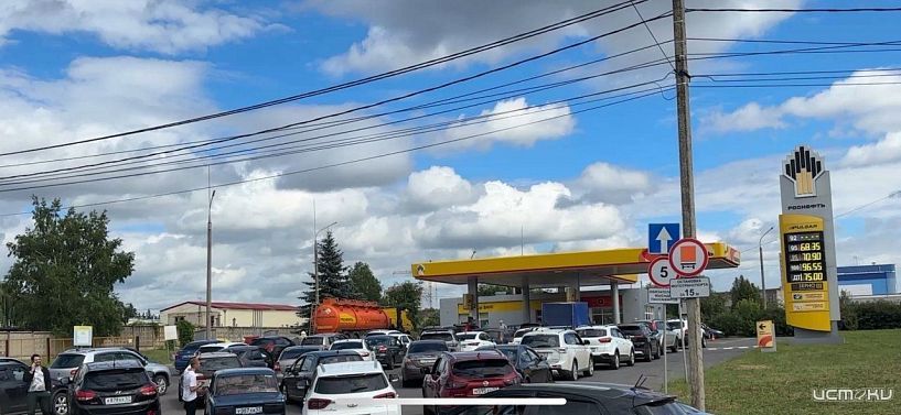Орловские водители выстроились в очереди на заправках. Но часть из них вовсе закрыта