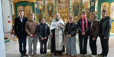 Выпускники школы № 33 посетили Николо-Песковский храм, чтобы помолиться перед перед ЕГЭ