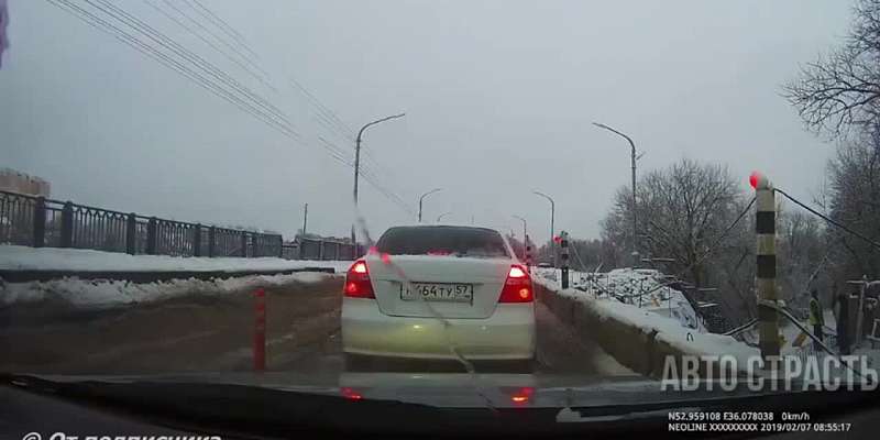 Ямы достигли апогея: на мосту Дружбы орловчанам приходится выталкивать машины