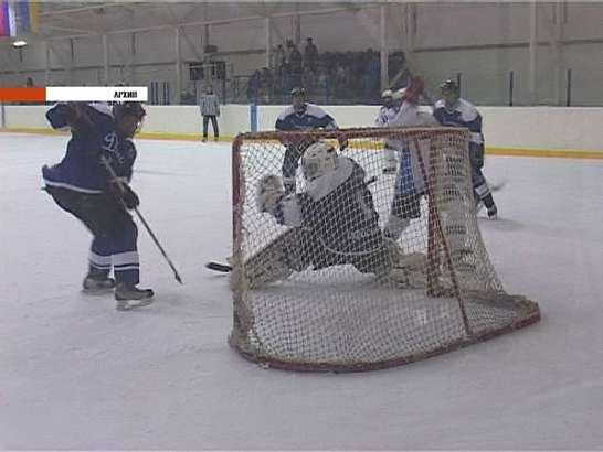 Первые игры в рамках Юниорской хоккейной лиги