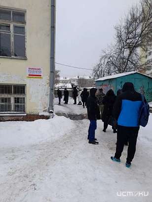 Глазами очевидцев: Орловчане с температурой ожидают своей очереди к врачу на улице