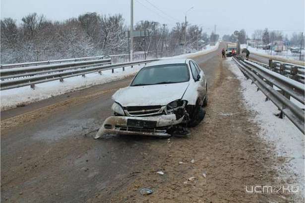 На трассе в Орловской области иномарка протаранила ограждение моста