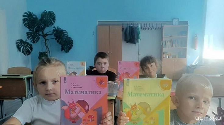 Орловщина передала более 14,5 тысяч учебников школьникам Троицкого района ЛНР 