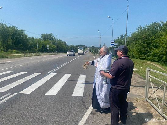 В Орловской области освятили опасные участки дорог