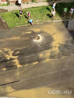 На 2-ой Курской после ремонта прорвало трубу. Без воды остались жители порядка 10 домов