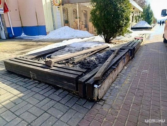 Лавочки на улице Ленина приводят в порядок после зимы 