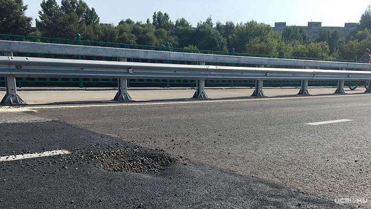 Не прошло и недели: на мосту Дружбы в Орле уже замечены ямы