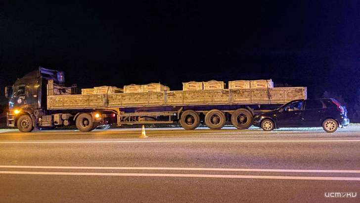 Ночью на Орловщине «Лада-Калина» врезалась в стоявшую на обочине фуру