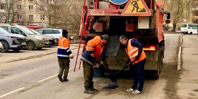 ремонт дорог В Орле продолжается ямочный ремонт городских дорог литым асфальтом