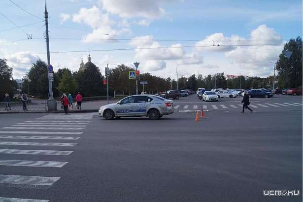 На перекрестке возле сквера Ермолова в Орле таксист сбил девушку На перекрестке возле сквера Ермолова в Орле таксист сбил девушку