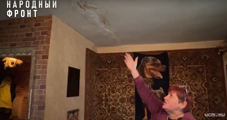 Жители многоэтажки на улице Московской в Орле несколько лет страдают из-за текущей крыши