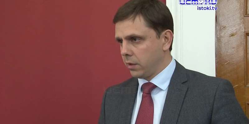 Орловчан просят захватить зонтики на акцию «Бессмертный полк», а клумба стала временной парковкой для «жигулей». Новости за 90 секунд