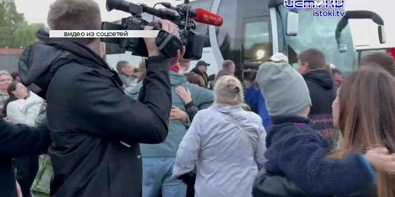 "Храни вас Господь". В четверг в учебную часть отправился еще один автобус с мобилизованными из Орловской области. Провожали ребят родственники, друзь...