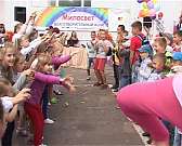 На площадке у торгового центра "Водолей" День знаний школьники праздновали весело и активно