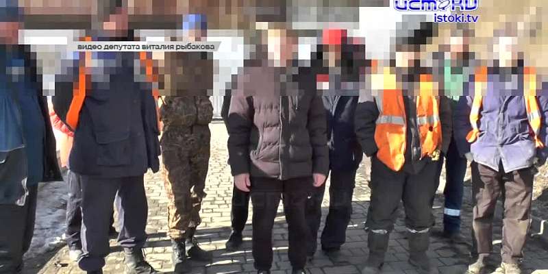 Рабочие, которые ремонтируют Красный мост, до сих пор не получили зарплату. Свои недовольства они записали на видео