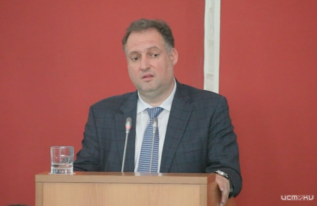 "Несмотря на заявления прессы, что 900 тысяч было выплачено, этих денег на прошлой неделе никто из орловских рабочих не видел"