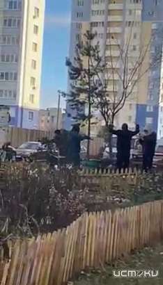 Один работает, остальные танцуют! Дорогу на улице Орловских партизан делают весьма странным образом Один работает, остальные танцуют! Дорогу на улице Орловских партизан делают весьма странным образом