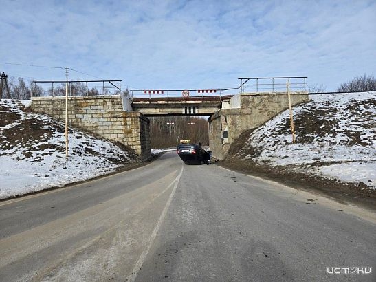 Под Орлом на ходу перевернулась легковушка