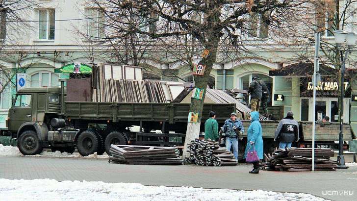 Главную улицу Орла начали украшать к Новому году