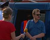 Бесплатная трагикомедия у театра "Свободное пространство". Власти снова очищают клумбу от цветов