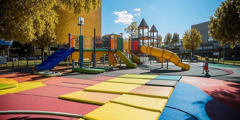 Преимущества встраиваемых уличных батутов для детских площадок