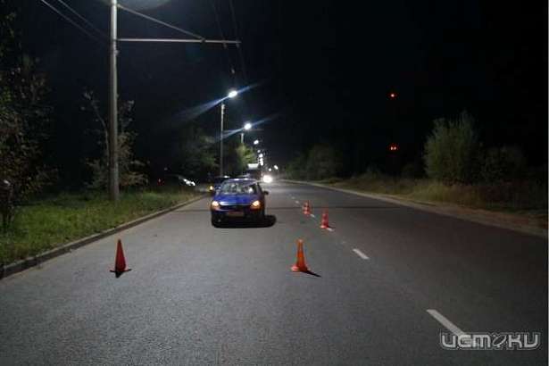 Из-за отсутствия уличного освещения на ул. Рощинской два пешехода попали под колеса авто 