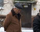 "Вопрос решаем, надо только к людям повернуться". Пенсионеры не могут добиться ремонта своего двора