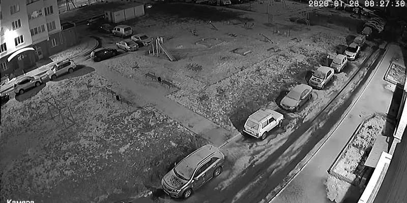 Видео: ночью в Орле мужчина проколол колеса десятка машин