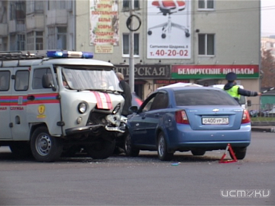 Спешили на аварию и сами в неё попали 