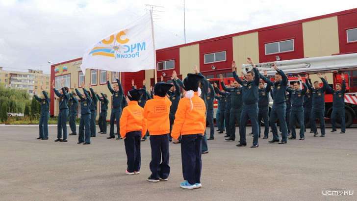 Не тушат, а зажигают: сотрудники орловского МЧС танцуют в честь юбилея