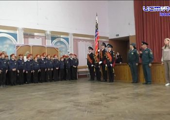 Школьная жизнь только началась, а первые серьёзные шаги уже сделаны: 59 первоклассников школы № 37 Орла приняли клятву и стали кадетами-спасателями