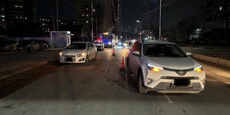 На выходных в Орле две девочки попали под колеса кроссовера