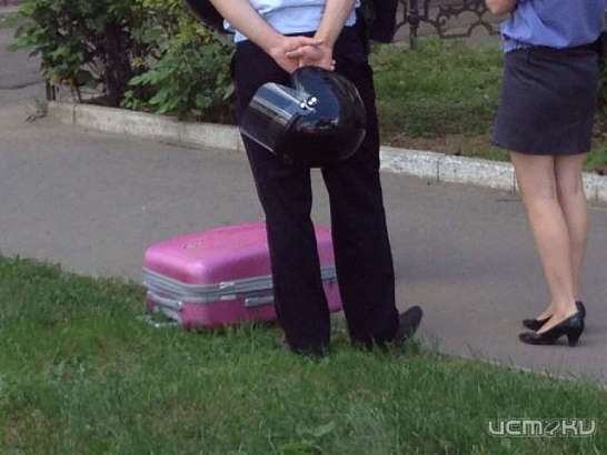 В Орле возле прокуратуры нашли подозрительный розовый чемодан