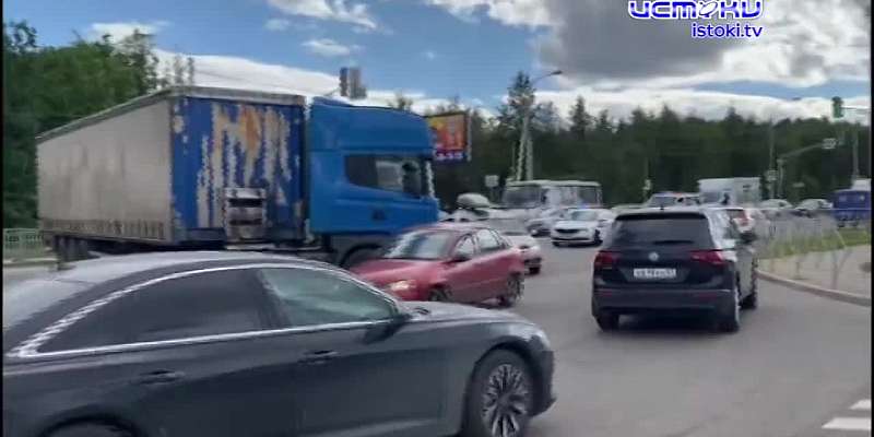 В Орле в районе METRO из-за аварии образовалась огромная пробка