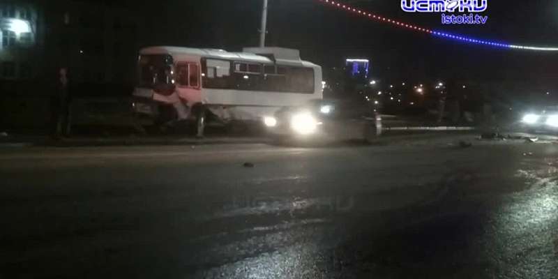 Через двойную сплошную на встречку: подробности ДТП с маршруткой на мосту в Орле