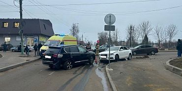 Не уступил: во Мценске водитель кроссовера «собрал» в ДТП еще две легковушки