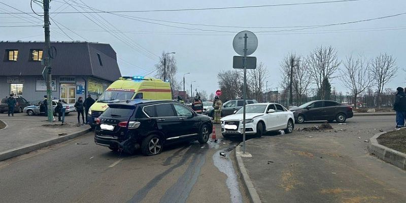 Не уступил: во Мценске водитель кроссовера «собрал» в ДТП еще две легковушки