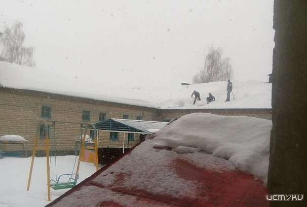 Ливенских школьников отправили убирать снег с крыши двухэтажного здания