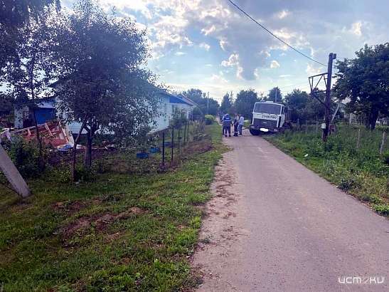 В одном из посёлков Орловщины МАЗ наехал на ребёнка