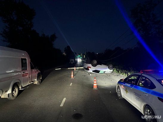 Сегодня ночью в Орле водитель на Volvo XC40 врезался в опору ЛЭП