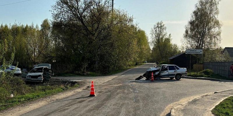 Двое из ларца – одинаковых с лица: под Орлом два водителя-ровесника столкнулись на одинаковых машинах на равнозначных дорогах Двое из ларца – одинаковых с лица: под Орлом два водителя-ровесника столкнулись на одинаковых машинах на равнозначных дорогах