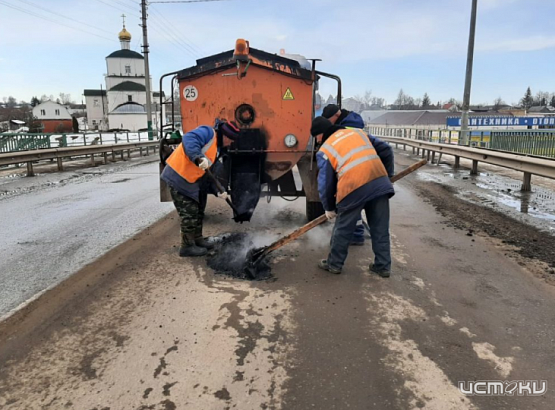 В Мценске Орловской области проводят ямочный ремонт литым асфальтом