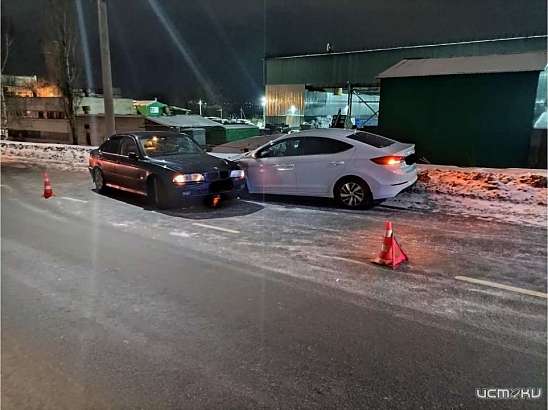 В Орле на ул. Раздольной не уступили друг другу и столкнулись два автомобиля