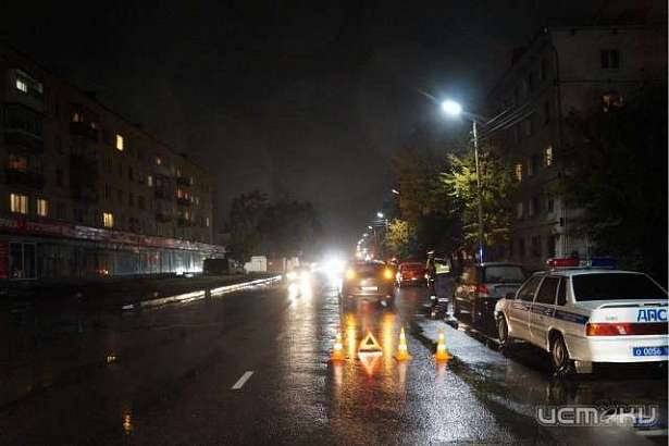 В Орле автомобиль сбил пенсионерку, переходившую в неположенном месте дорогу