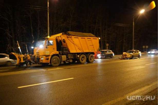 Под Орлом КамАЗ при перестроении врезался в иномарку