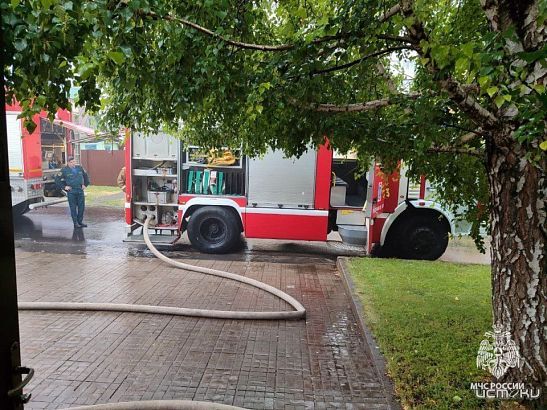 В Орле из-за удара молнии загорелся дом