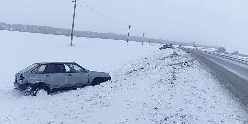 Под Орлом столкнулись два легковых «ВАЗа». Обе улетели в кювет