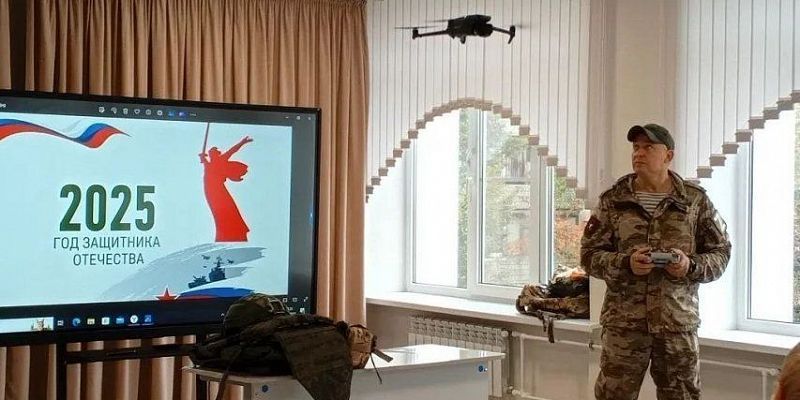 беспилотник В орловской школе участник спецоперации запустил БПЛА
