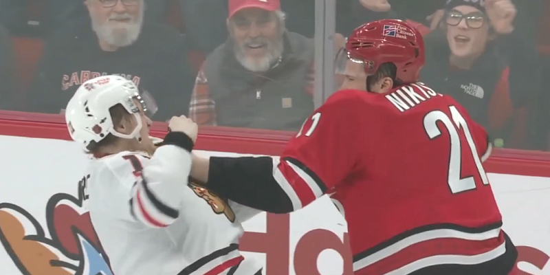 Орловский хоккеист уронил на лед канадца и американца за 15 секунд 