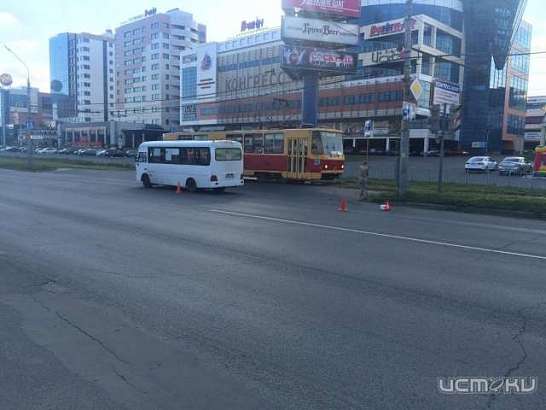 Орловчанка из-за резкого торможения маршрутки не удержалась и упала